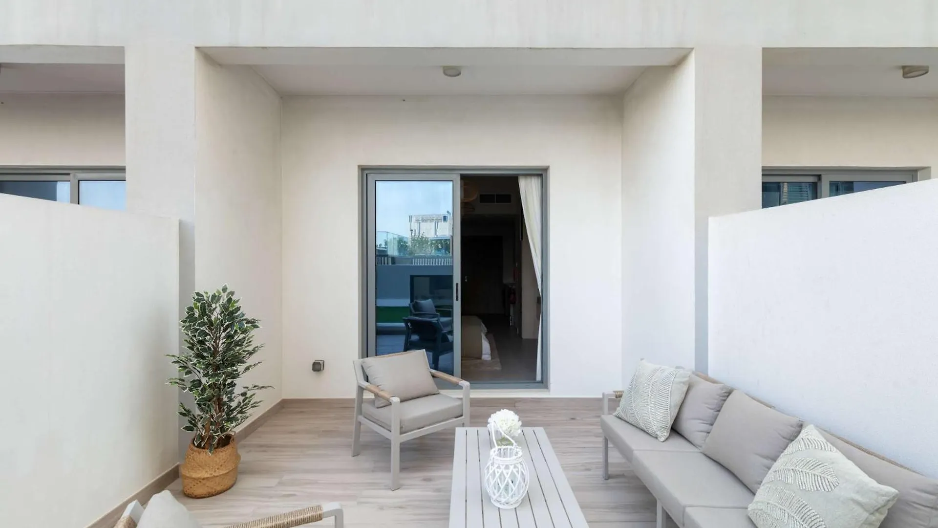 Brand New Sleek Luxury Studio Dubai Apartment